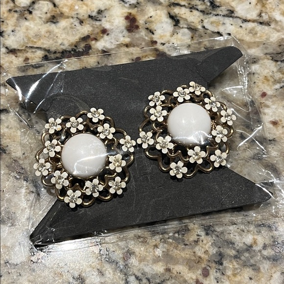 Vintage 1960s White Milk Glass Cabochon Floral Clip-On Earrings – Gold Tone - Picture 15 of 15